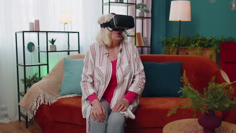 mujer anciana usando casco de realidad virtual vr para jugar al videojuego de simulación 3d 360 en línea