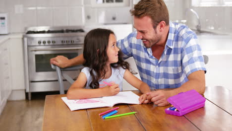 hija haciendo un dibujo para colorear con su padre