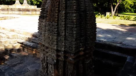 Wunderschön-Geschnitzte-Steinsäule-Auf-Dem-Stufenbrunnen-Des-Sonnentempels-Von-Modhera