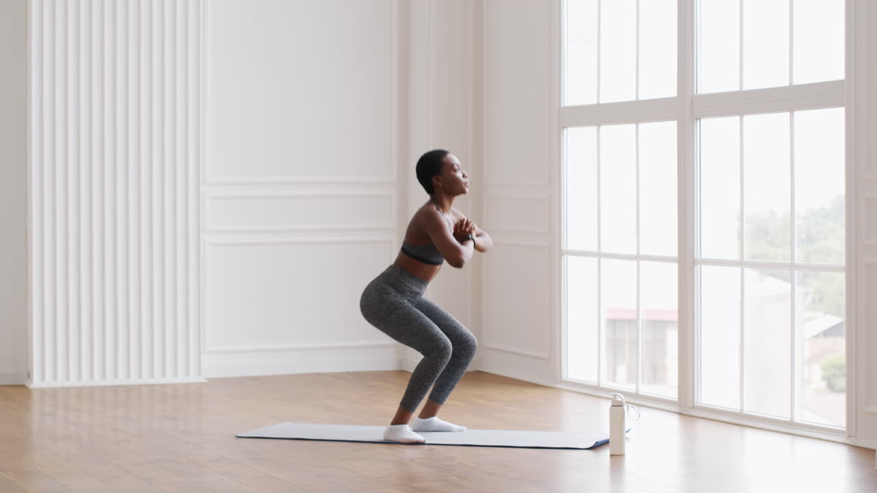 Donna che fa squat in uno studio