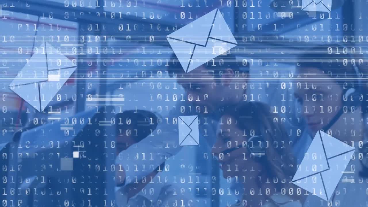 Animazione di buste con codifica binaria su diversi professionisti che usano cuffie telefoniche