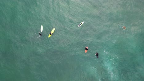 Vista-Aérea-De-Surfistas-Esperando-Olas