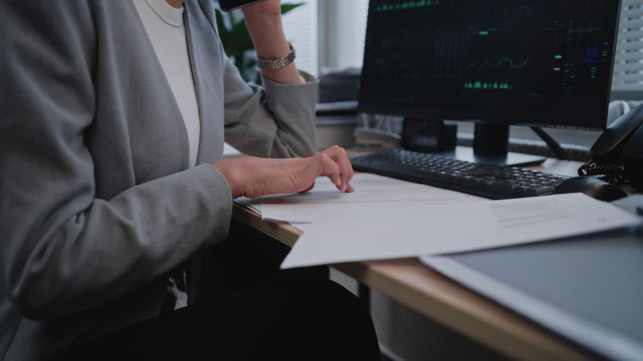 mujer de negocios revisando documentos financieros
