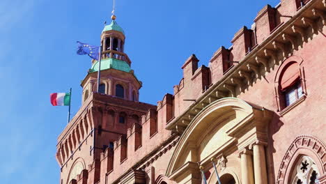 Die-Italienische-Flagge-Und-Die-Europäische-Flagge-Wehen-Auf-Dem-Glockenturm-Von-Bologna