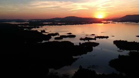 Bunter-Sonnenuntergang-In-Orange,-Rot-Und-Blau-Auf-Einem-Meer-In-Laos-Mit-Kleinen-Inseln