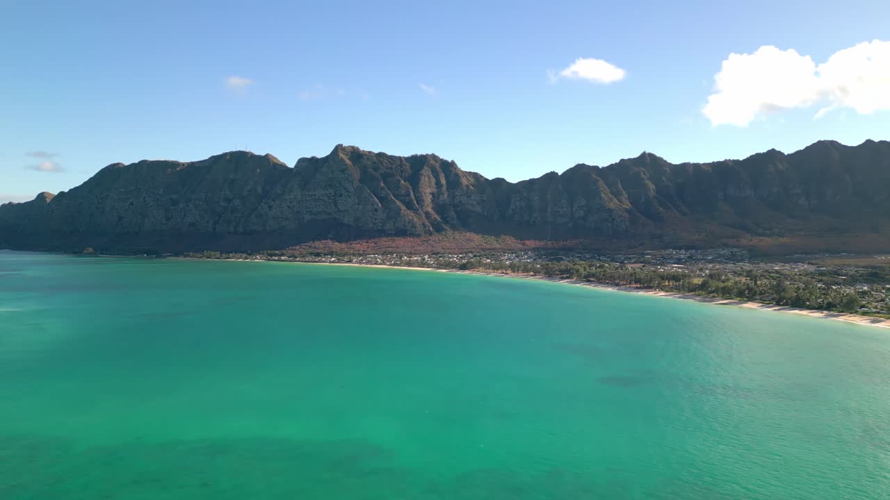 Vista panoramica di un tranquillo paesaggio marino e montagne a Oahu, Hawaii - Ripresa con drone