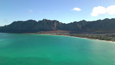 Panoramablick-Auf-Die-Ruhige-Meereslandschaft-Und-Die-Berge-In-Oahu,-Hawaii---Drohnenaufnahme