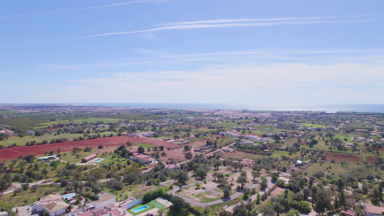 vista desde un avión no tripulado en vila nova de cacela, tavira en faro, portugal