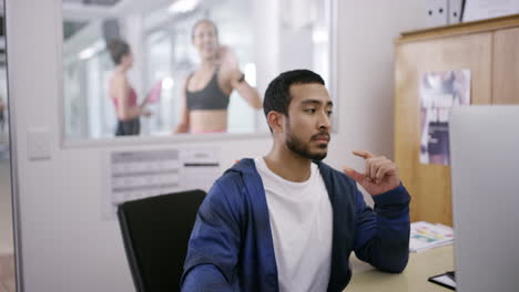 cansado, ansioso y estresado saludo del dueño del gimnasio