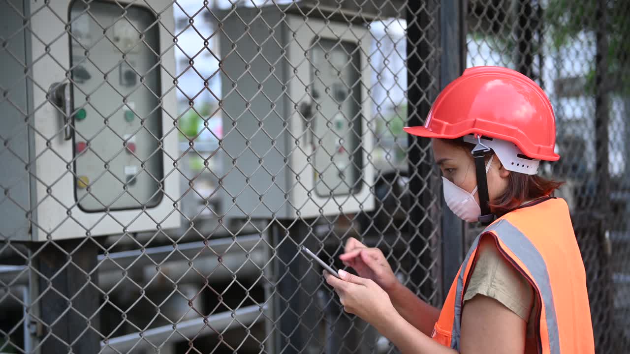 ingenieros ambientales trabajan en plantas de tratamiento de aguas residuales