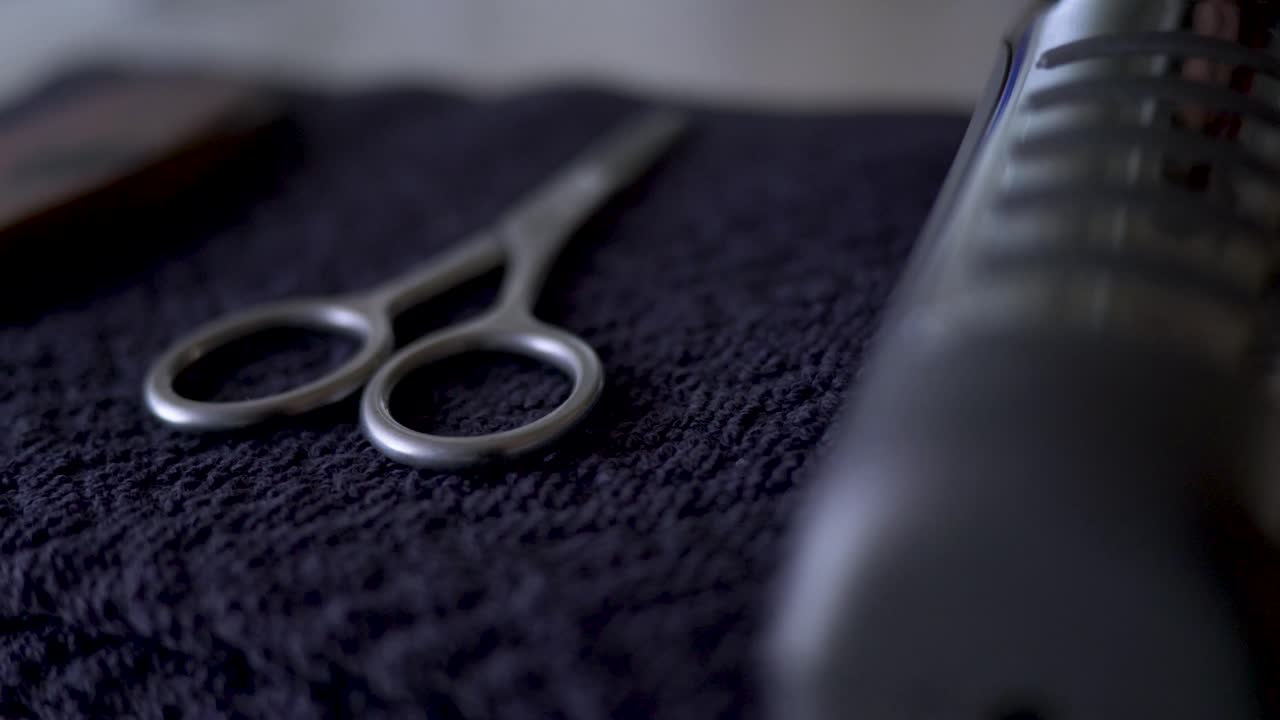 남성 수염 및 모발 관리 가위 및 욕실 카운터의 제품 도구