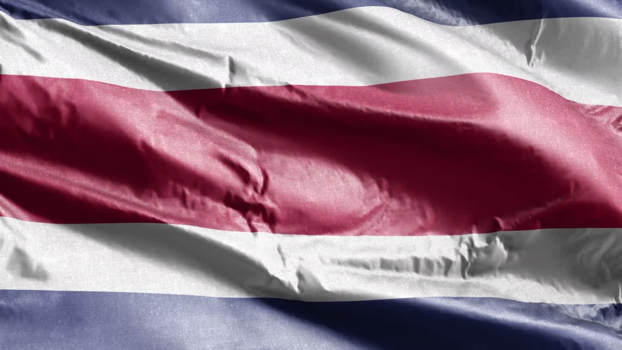 bandera textil de costa rica agitando lentamente en el bucle del viento. bandera costarricense balanceándose en la brisa. tejido textil de tela. fondo de relleno completo. bucle de 20 segundos.