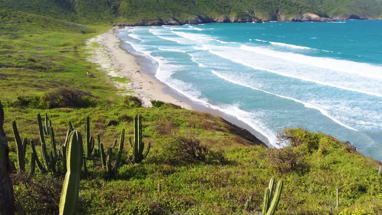 Riprese con drone che rivelano una magnifica spiaggia nel Parco Nazionale Tayrona, Colombia