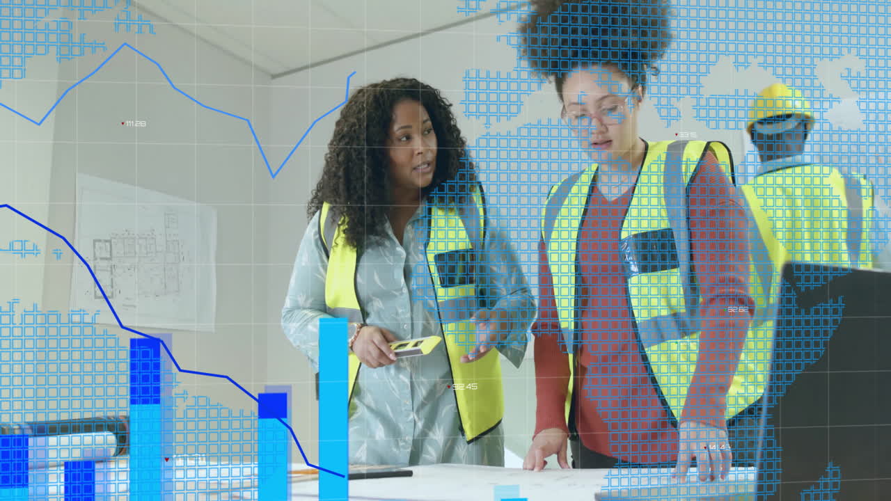 Animation de traitement de données sur des ingénieurs diversifiés en gilets haute visibilité.