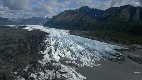 Dieses-Filmmaterial-Ist-4K-Mit-60-Bildern-Pro-Sekunde-Und-Fliegt-Zur-Seite-Eines-Gletschers,-Der-Ein-Tal-Am-Fuße-Der-Berge-In-Alaska-Ausschneidet.