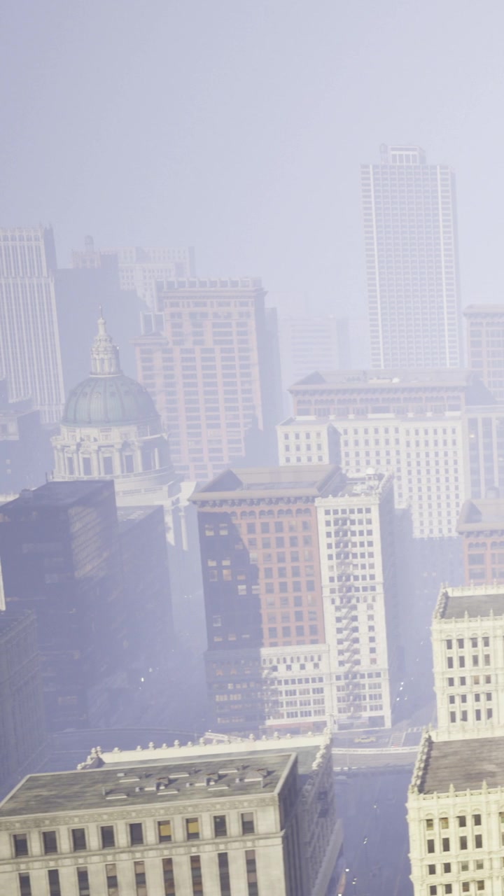 Edificios de la ciudad entre la niebla vistos desde un punto alto por la mañana