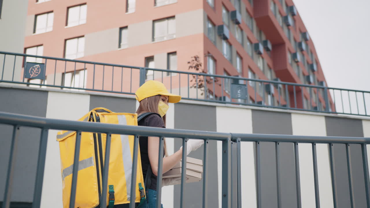 persona que entrega los alimentos