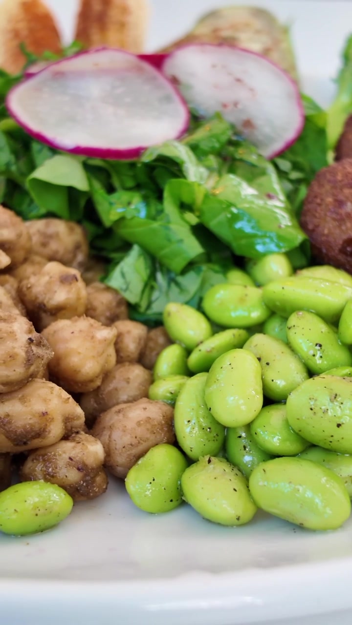 Primer Plano de un Saludable Buddha Bowl Vegano con Garbanzos y Edamame
