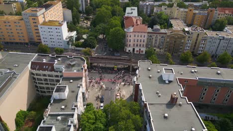 Impresionante-Vista-Aérea-Superior-Vuelo-Csd-Orgullo-Desfile-De-Amor-2023-En-La-Ciudad-De-Berlín-Alemania-Día-De-Verano