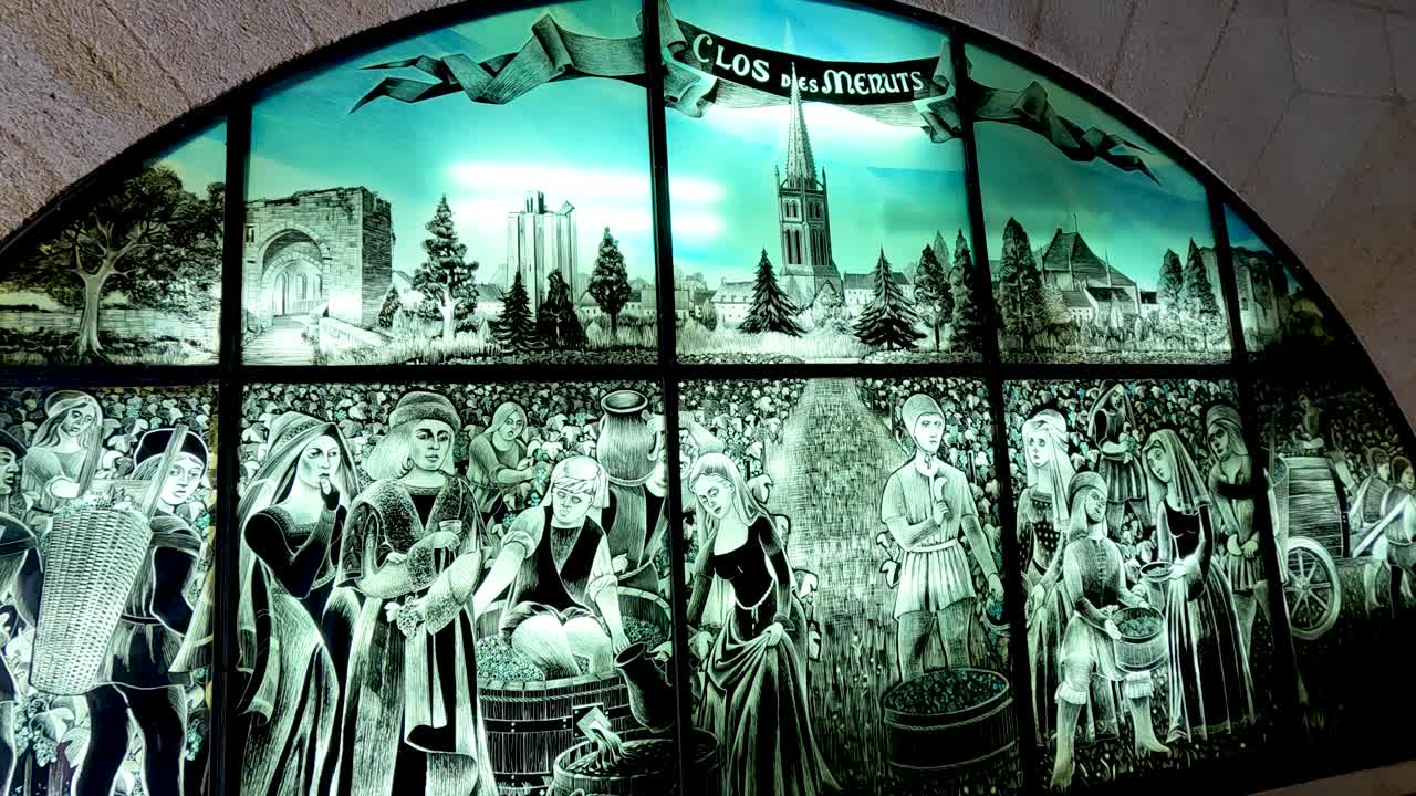 역사적인 장면을 묘사하는 복잡한 스테인드 글래스