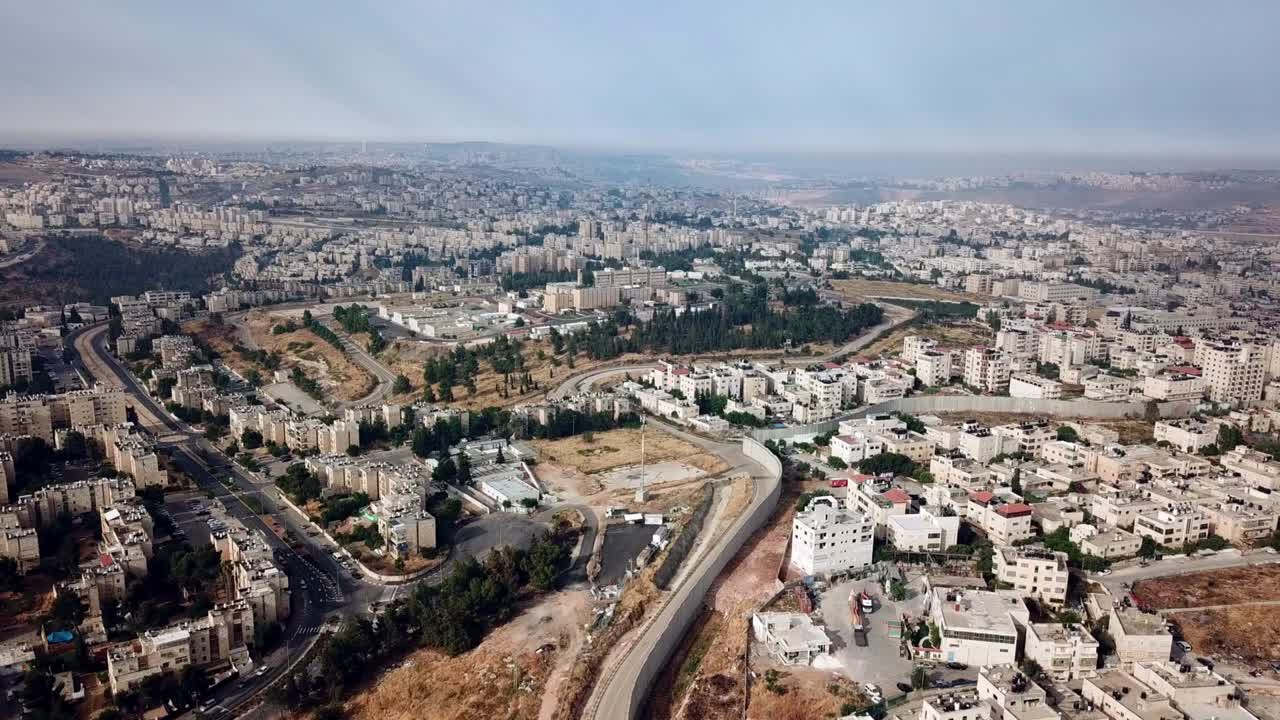 jerusalén y palestina divididas por el muro vista aérea