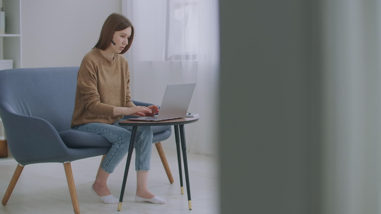 el agente del centro de llamadas usa auriculares llamando por video portátil. la mujer de negocios usa auriculares habla por cámara web haciendo llamadas de videoconferencia en línea a distancia. el maestro de internet hace chat a distancia trabajando desde casa.