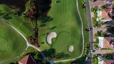 Toma-Aérea-De-Un-Dron-Mirando-Hacia-Abajo-A-Un-Campo-De-Golf-En-Florida