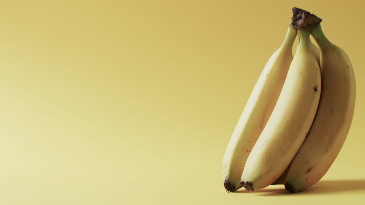 video de plátanos con espacio de copia sobre fondo amarillo
