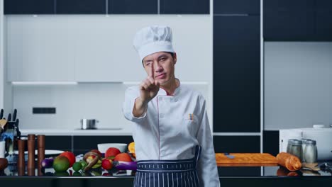 chef señalando en la cocina