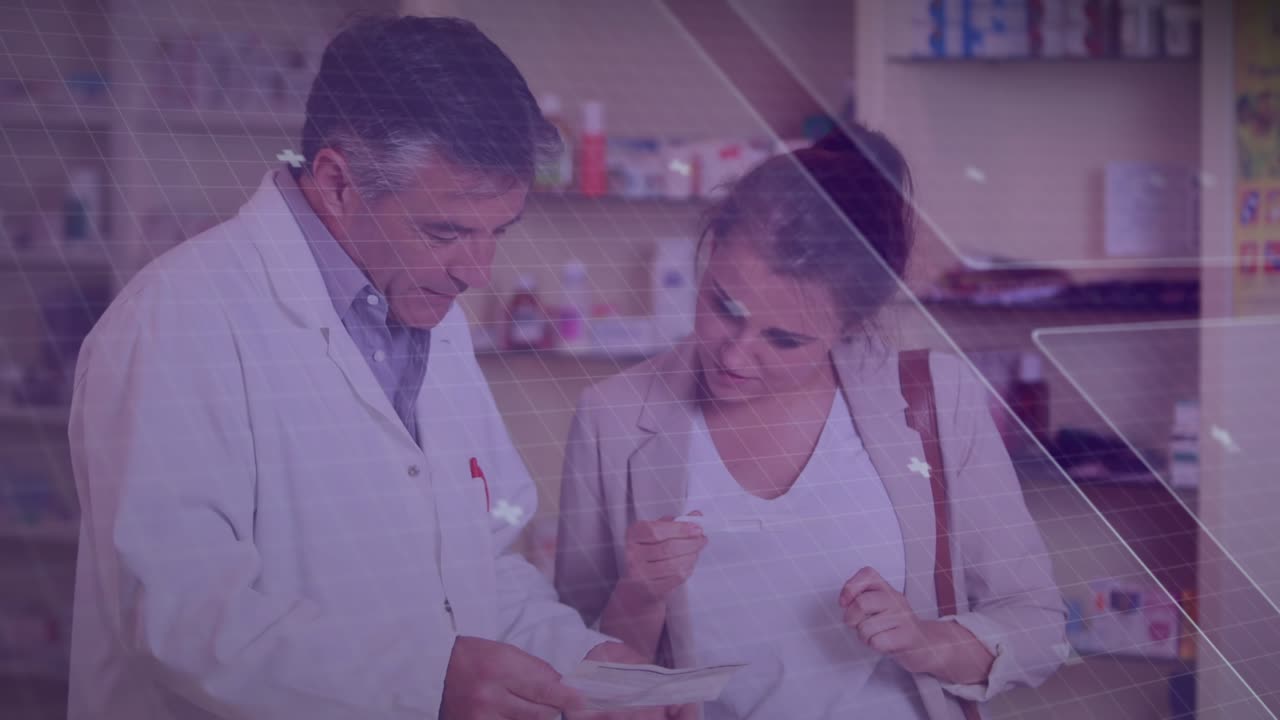 Farmacista che indica una prescrizione medica avviando una rotazione dell'HUD mentre il cliente controlla le informazioni sanitarie