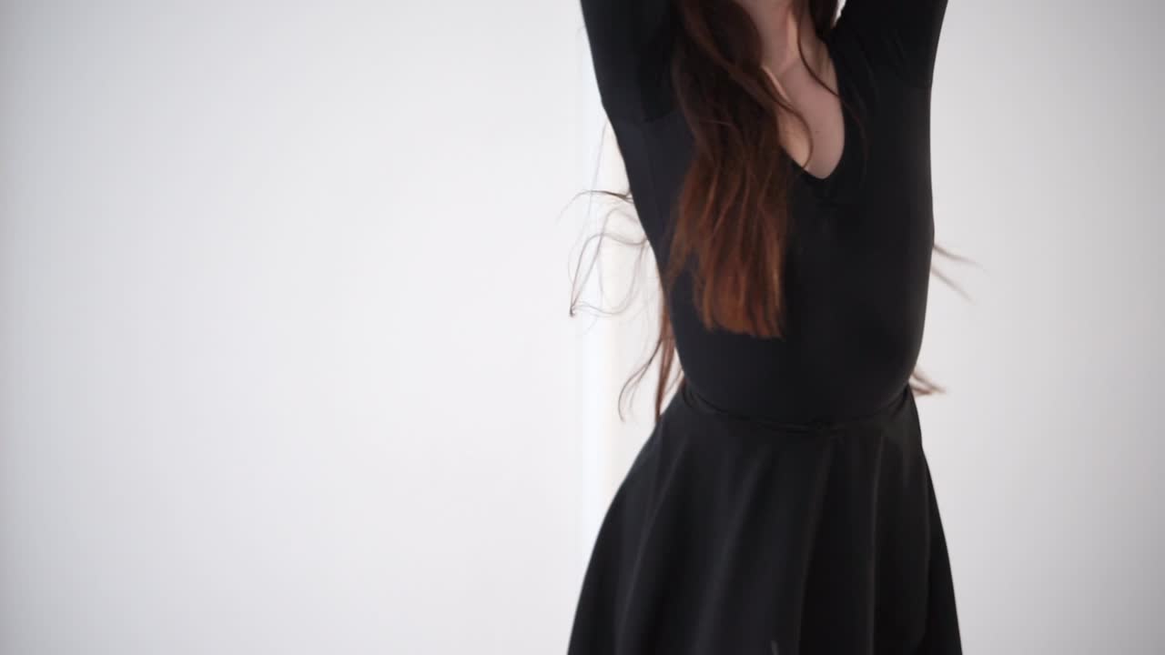 Женщина занимается балетом.