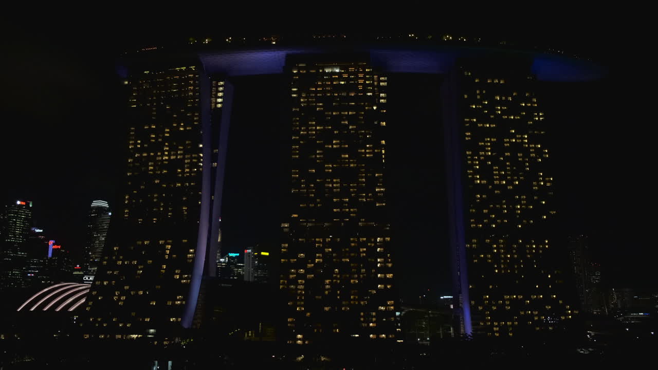 las arenas de la bahía de marina por la noche