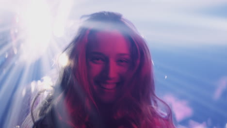 mujer feliz en una fiesta de discoteca
