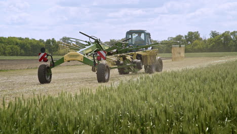 Máquina-De-Cosecha.-Maquinaria-Agrícola-Para-Cosechar-En-Movimiento-En-El-Campo-Agrícola.