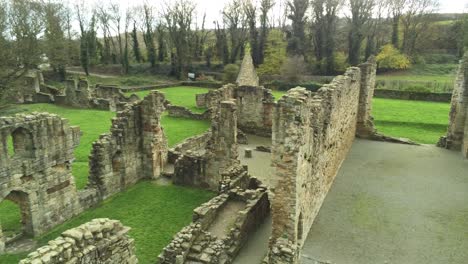 basingwerk abadía hito medieval ruinas galesas abandonadas vista aérea closeup pan derecho