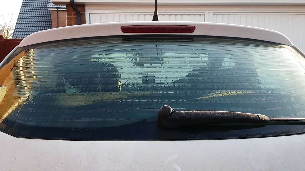 10배속으로 추운 겨울 아침에 서리를 녹이는 열선 후면 스크린