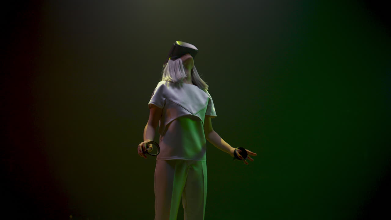 mujer millennial con gafas vr usando controladores en videojuegos. concepto tecnológico