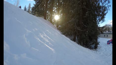 Niña-Jugando-En-La-Nieve-Durante-El-Invierno-4k