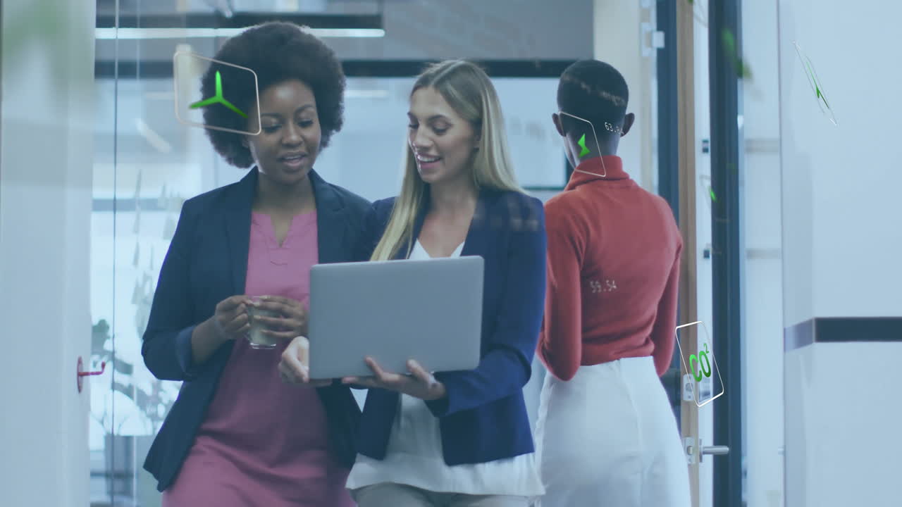 Animazione di icone ecologiche su colleghi diversi che usano il laptop e discutono di lavoro in ufficio