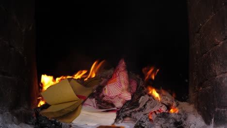 quemando papel de dinero espiritual en una estufa de dinero fantasma