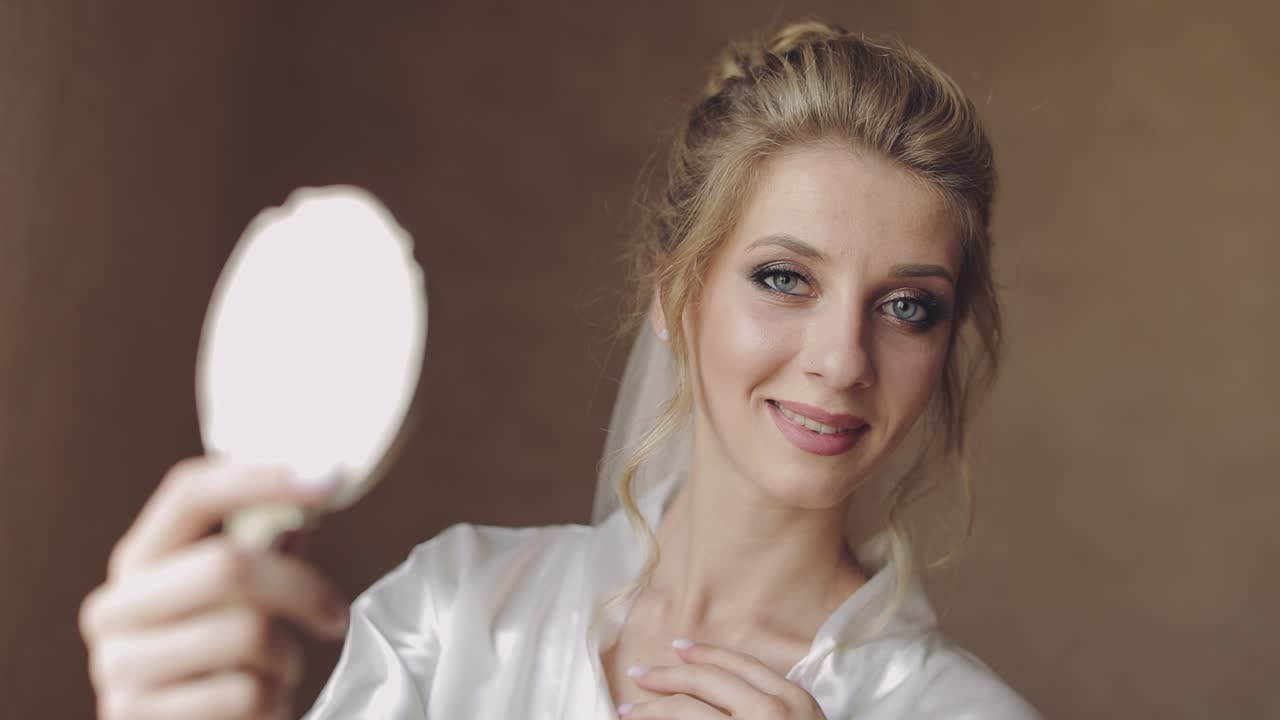 hermosa y encantadora novia. mujer bonita y bien cuidada. cámara lenta