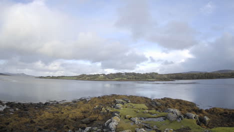 Panorámica-De-Lapso-De-Tiempo-De-Nubes-Que-Soplan-Sobre-El-Agua-En-El-Castillo-De-Doe-Cerca-De-Creeslough-En-El-Condado-De-Donegal,-Irlanda