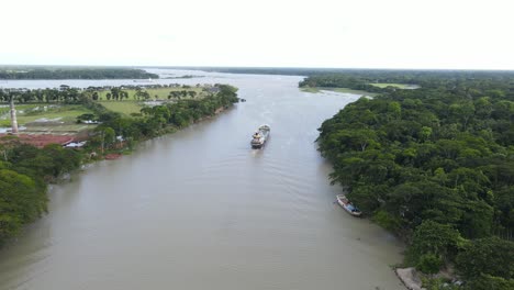 Vuelo-Aéreo-Sobre-El-Canal-Gabkhan-Con-Un-Barco-Visto-Al-Fondo