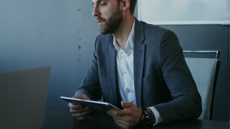 hombre de negocios en una reunión