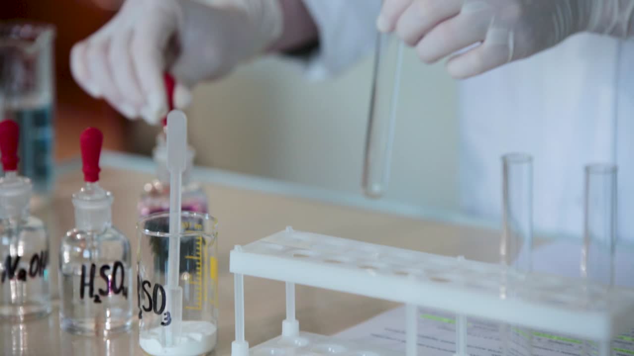 experimento de química en un laboratorio