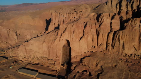 antiguos sitios de buda en el acantilado lateral en el valle de bamyan en el centro de afganistán