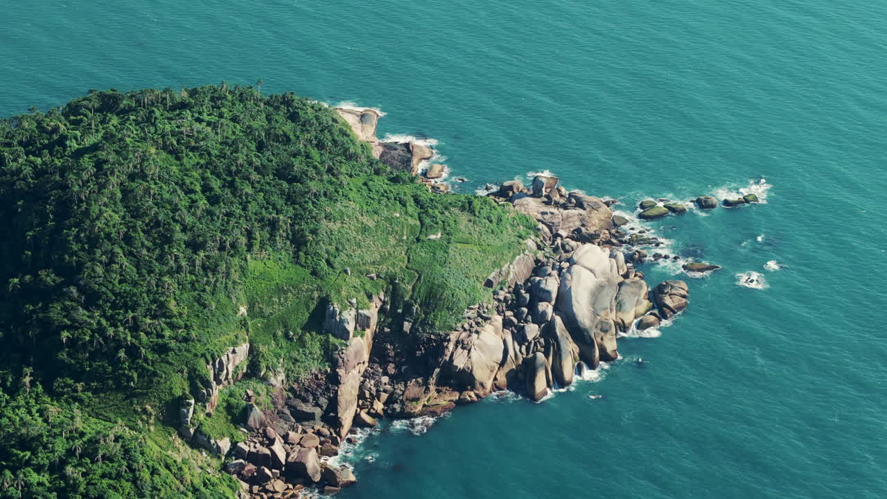 una isla desierta en medio del océano azul ofrece un refugio sereno e intacto