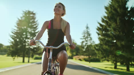 Sportlerin-Fährt-An-Sonnigen-Tagen-Fahrrad-Im-Stadtpark.-Glücklicher-Radfahrer-Beim-Radfahren