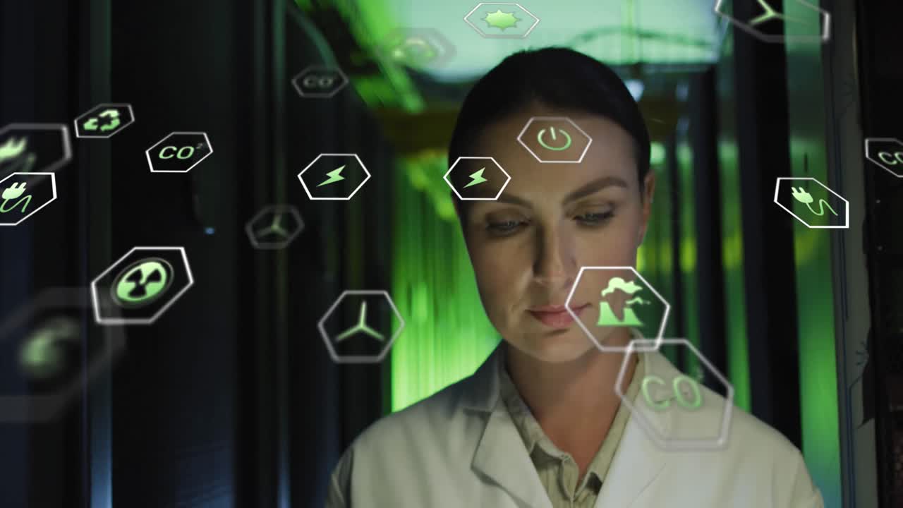 animación de iconos sobre mujer caucásica ingeniero con computadora portátil por servidor de computadora