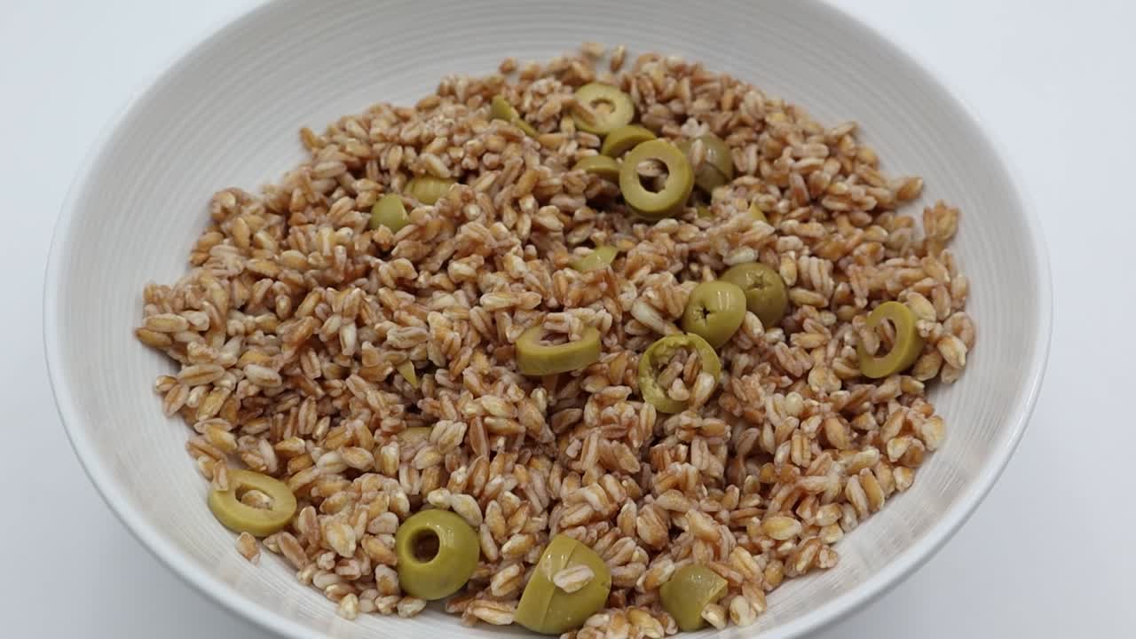 ensalada con verduras mezcladas aisladas sobre un fondo blanco